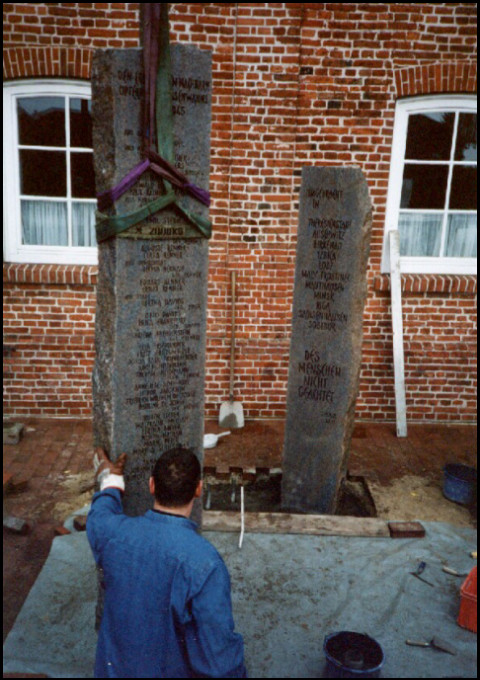 Errichtung der Stelen am Sande (Foto: urian)