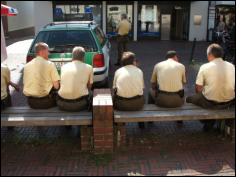 Polizei bei NPD-Stand in Buxtehude (Foto: urian)