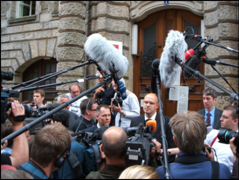 Presserummel vor dem Gericht (Foto: urian)