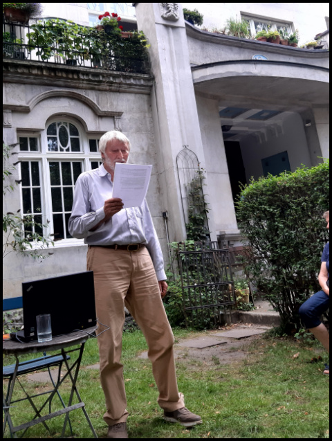 Reinhard Barth vor dem Haus Haynstraße 1 (Foto: urian)