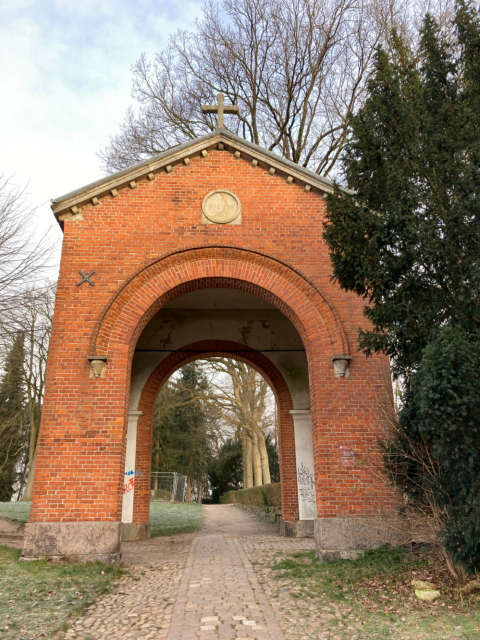 Torhaus Friedhof Bad Oldesloe von Alexis de Chateauneuf (Foto: Barbara Kohnen)